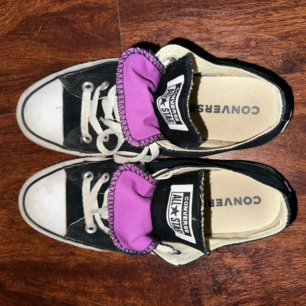 Women’s Converse sneakers with dual tongue size 8